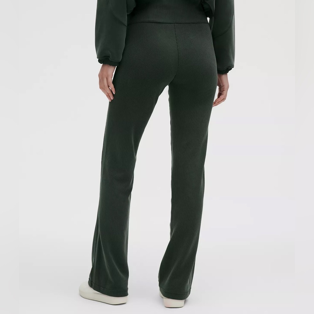 Lululemon Ribbed Softstreme Flared Pant size 4